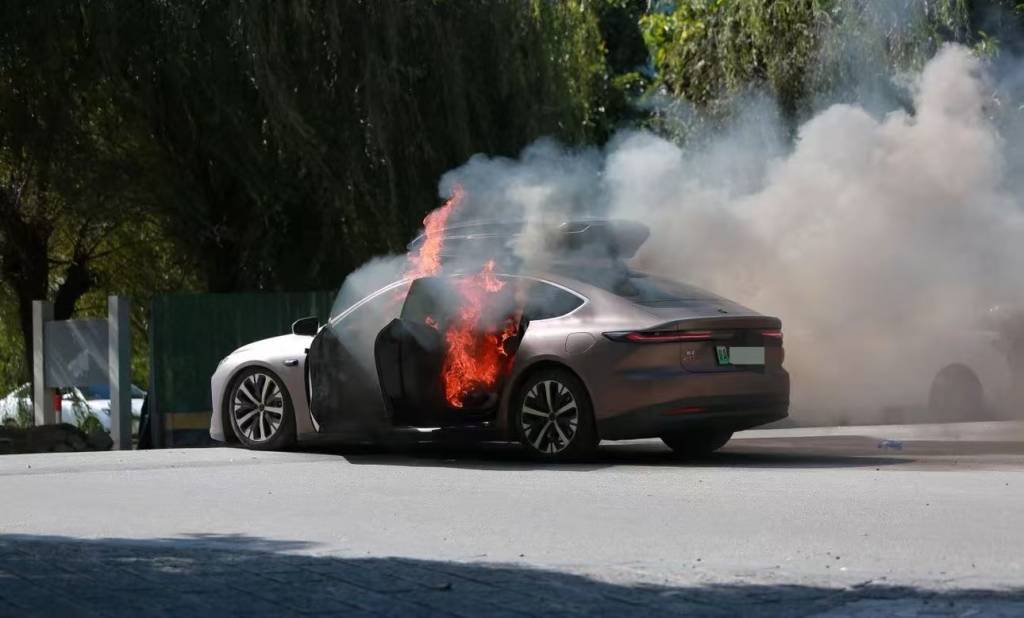 一辆蔚来牌轿车在大理一景区外起火，一家四口撤离及时无伤亡