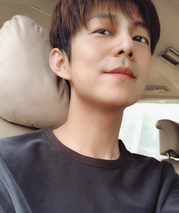 51岁何炅坦言：精力大不如前，我现在特别痛苦，又近视又老花