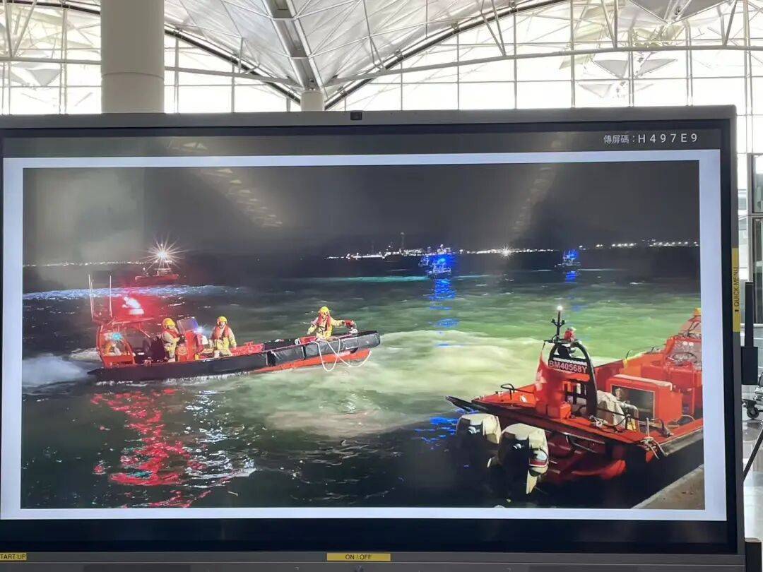 机身断成两截，2名遇难者在海下约7米处被找到，巡逻车在飞机跑道外被撞进海里，香港机场飞机坠海事故更多细节披露