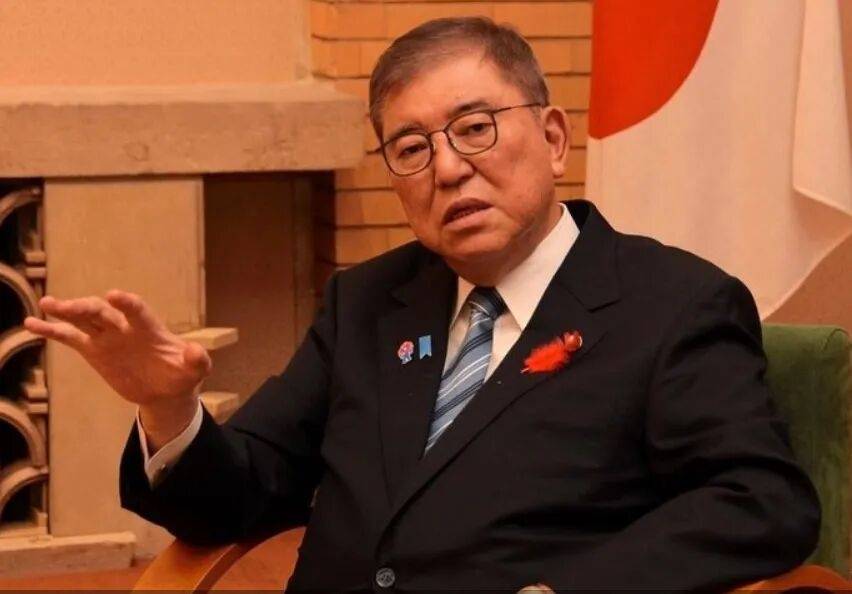 石破茂卸任当天，离开官邸时笑得合不拢嘴；此前吐槽当首相太累，没多少让人开心的事情