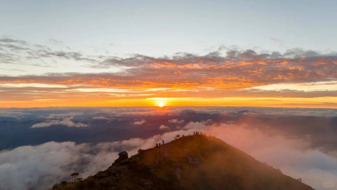 为什么年轻人迷上了爬山？ | 秋高气爽，是时候出发了→