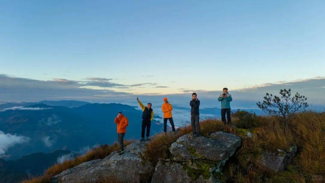 为什么年轻人迷上了爬山？ | 秋高气爽，是时候出发了→