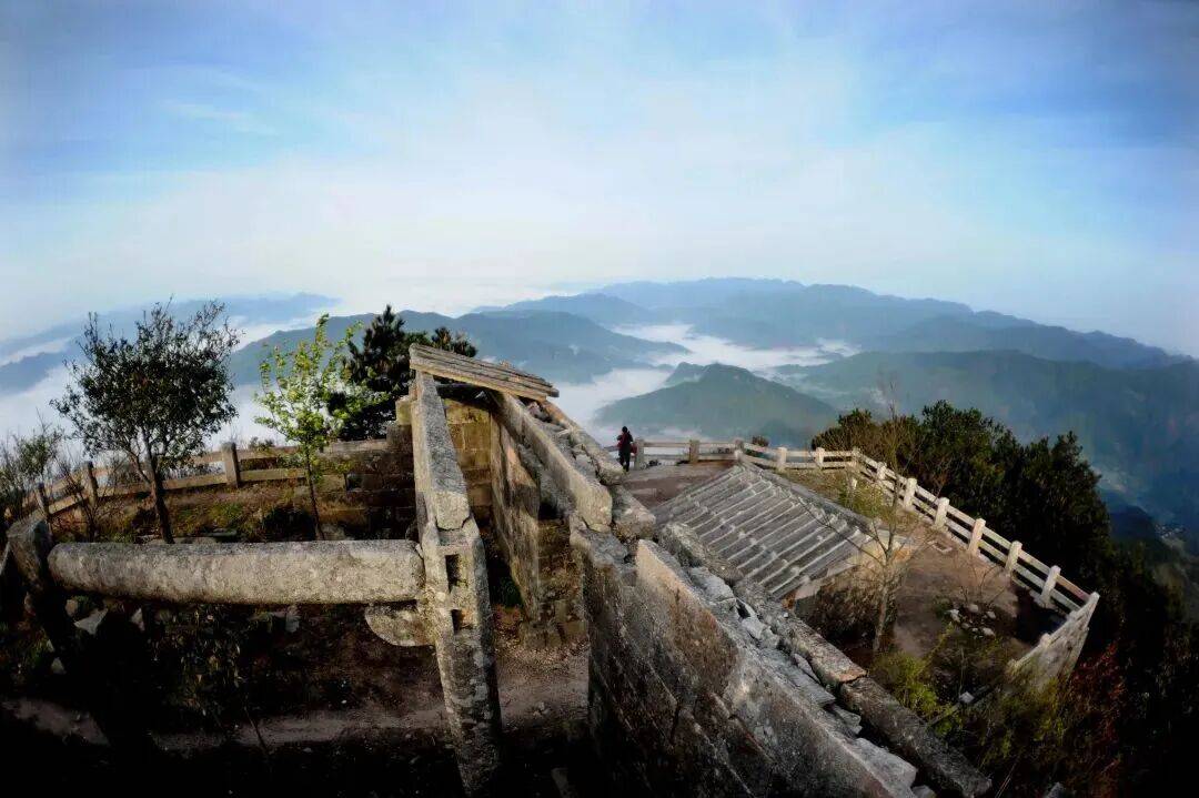 为什么年轻人迷上了爬山？ | 秋高气爽，是时候出发了→