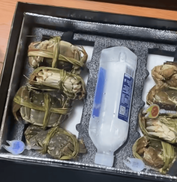 消费者花400元买到臭蟹客服建议蘸醋吃，“包退包赔”的售后执行严苛，网红蟹太太信任危机凸显，被协会除名屡遭行政处罚