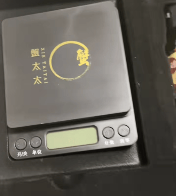 消费者花400元买到臭蟹客服建议蘸醋吃，“包退包赔”的售后执行严苛，网红蟹太太信任危机凸显，被协会除名屡遭行政处罚