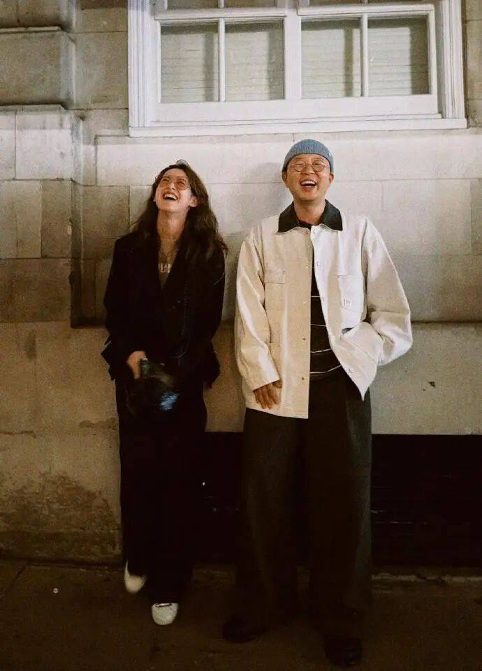 杜海涛章泽天伦敦看展合影，网友直呼神奇：没想到他俩还认识