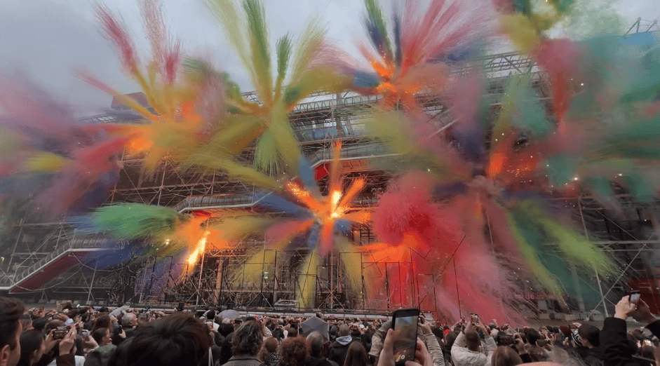 蔡国强在巴黎再办烟花秀，当地艺术展会宣布取消与蔡国强对话活动，活动信息从官网撤下