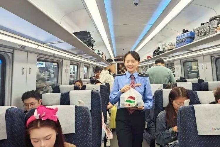 国铁成都局推出17元高铁盒饭：门店现炒，送餐到座