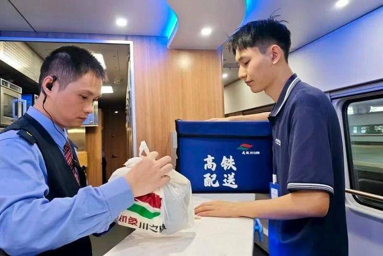 国铁成都局推出17元高铁盒饭：门店现炒，送餐到座