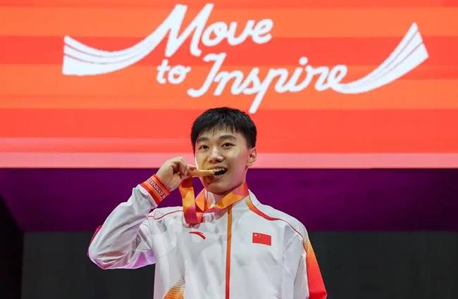 体操世锦赛：小将洪延明夺得男子鞍马金牌