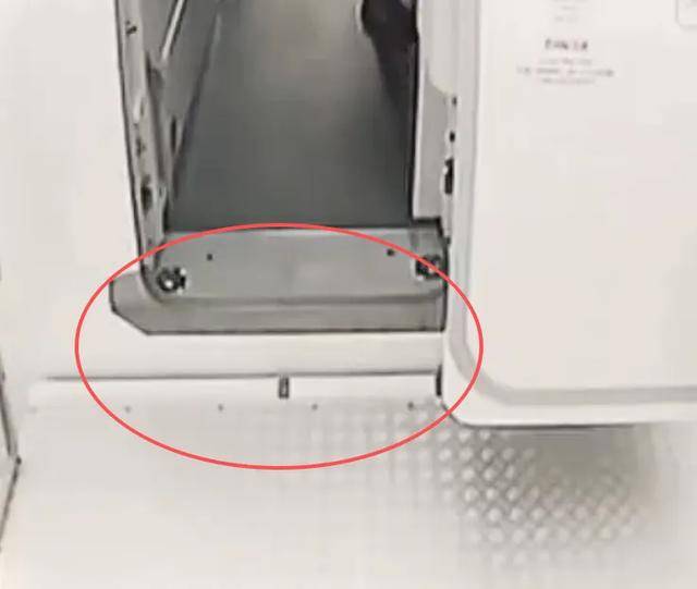 登机视频曝光，郑智化道歉！除了关注有没有“连滚带爬”，我们更应关注什么？