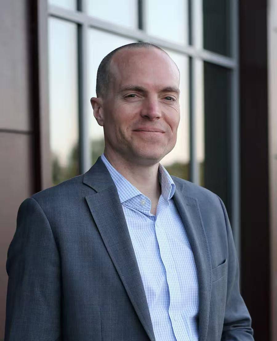 美籍校长与儿子老挝度假，遭5厘米长“杀人蜂”袭击，全身被蜇100多处双双殒命