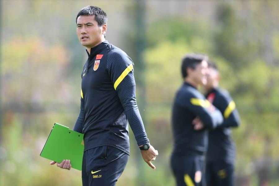 全球选聘四个月，招来只有一年执教经历的本土教练，国足新帅竟是邵佳一