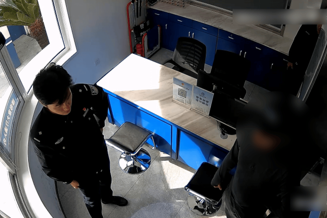 男子9600元转卖全新苹果17Pro max，买家爽快转账1万后，其老婆银行卡被冻结！民警：这笔钱涉诈