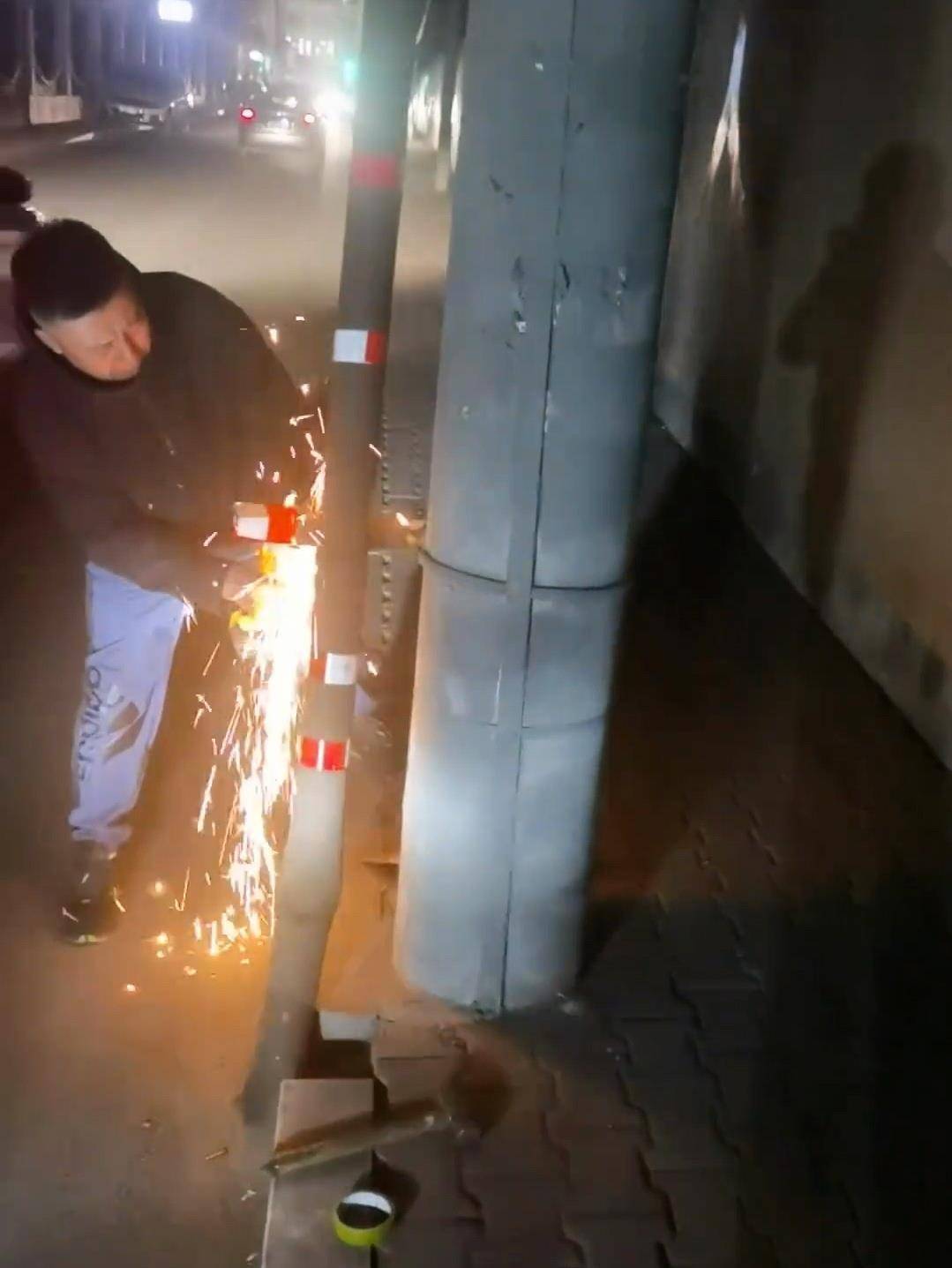 内蒙古“拔钉小哥”6年清理地钉近800斤，带动全国200多个“拔钉侠”