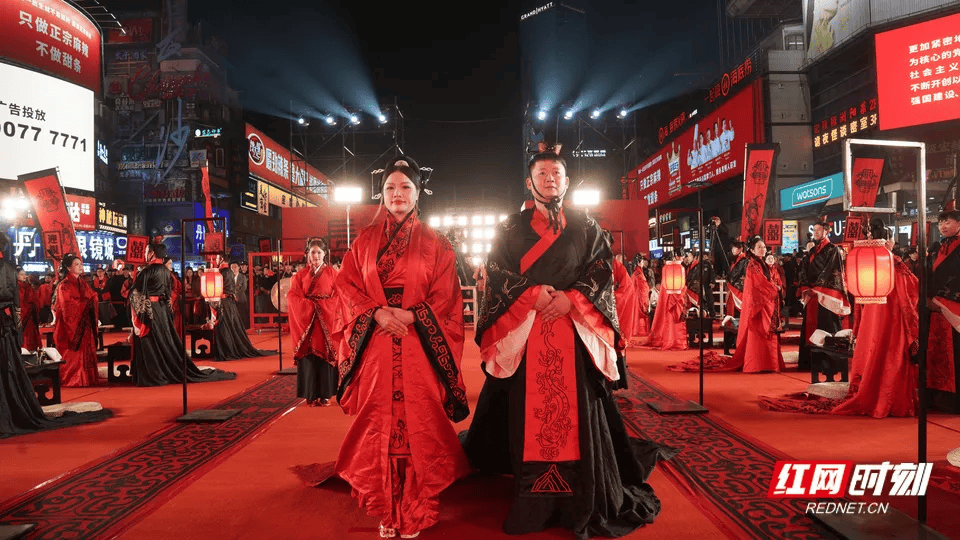 汶川地震被救起的女孩，17年后和救她的军人结婚了