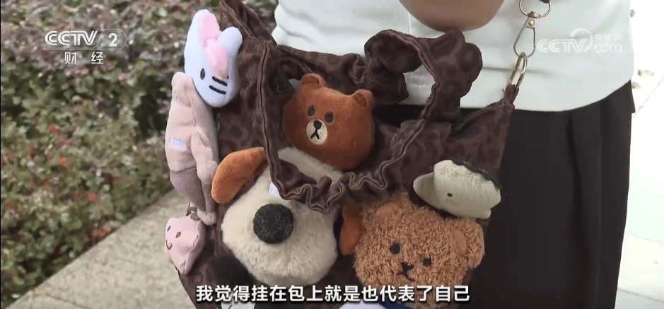 “50块帆布包配3000块包挂”，时髦年轻人背半个身家出门