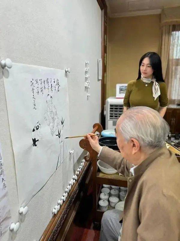 “失联风波”过后，87岁画家范曾首次公开露面，发文称喜获独子、迁入新居，与女儿继子断绝关系