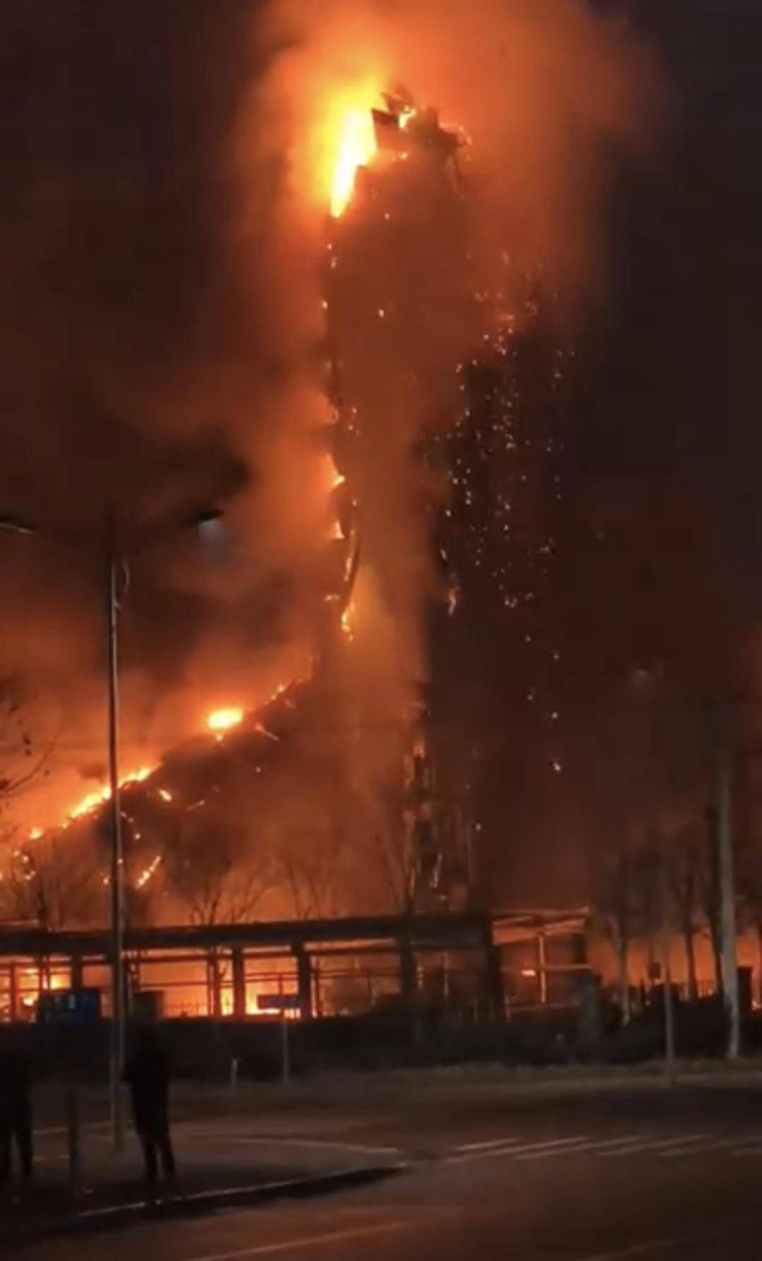 河北保定一园区发生大火，当地：火已扑灭，无人员伤亡