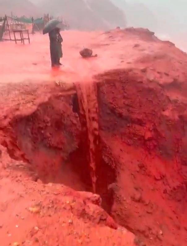 罕见！伊朗霍尔木兹岛遭遇强降雨，部分海域变成“血色海洋”