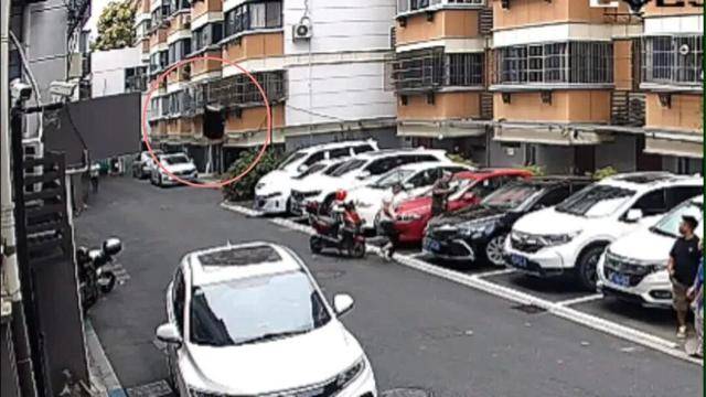 砰！浙江女子刚坐进车里，一把菜刀砸在眼前，随后剪刀又飞来