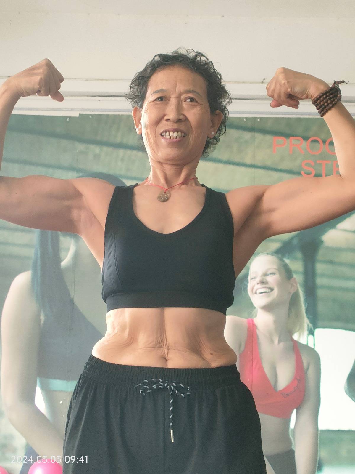 71岁奶奶获健美比赛冠军：被儿媳夸偶像，无视“老了就在家等死”的言论