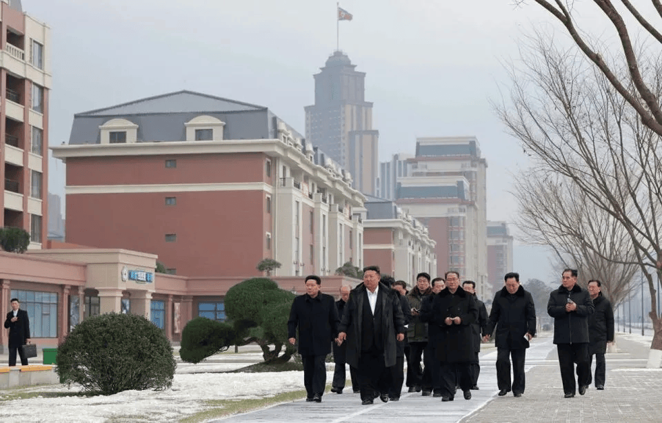 朝鲜“万套住宅”震撼亮相，金正恩莅临现场指导感叹：潮流之作