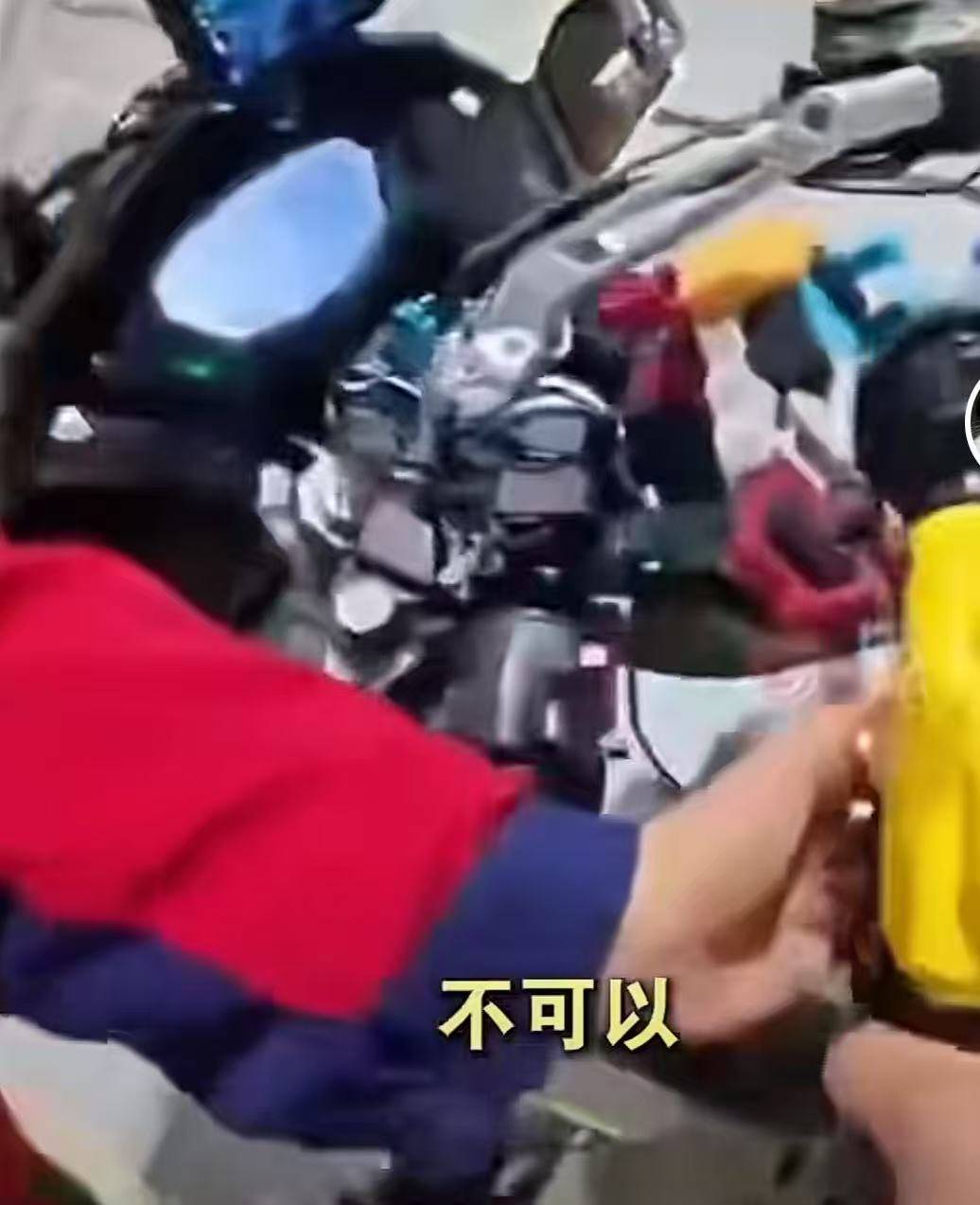 男子骑摩在禁摩高速服务区加油被拒后喷油，重庆交警介入，律师解析紧急情况能不能加油